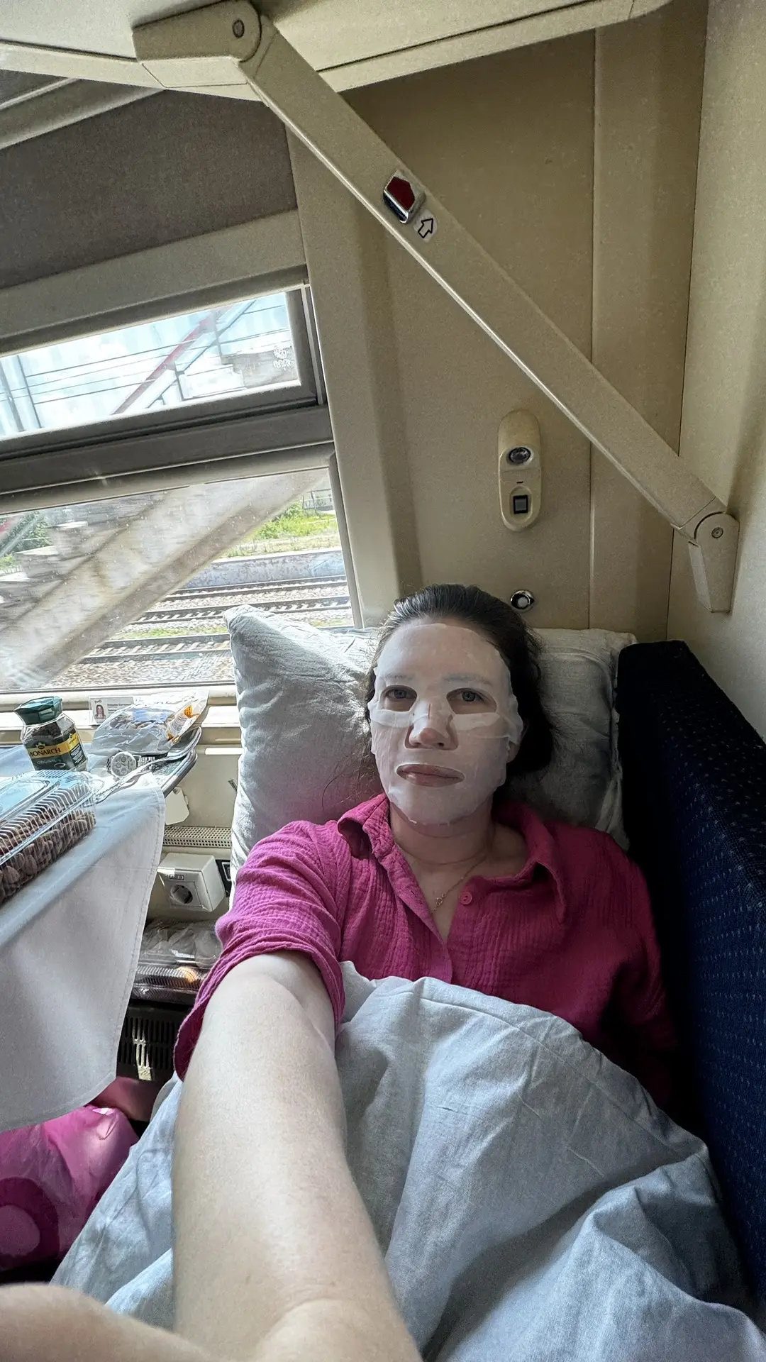 Лежу на этой полочке 50 см, полностью вытянув ноги, разложила вещи первой необходимости на верхней п