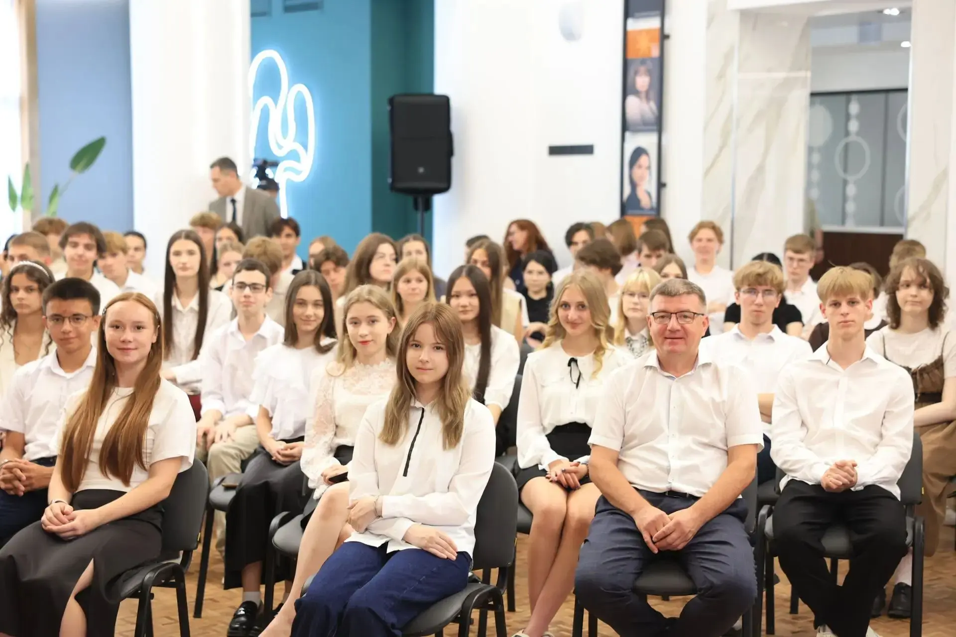 Андрей Бочаров принял решение поддержать выплатами и стипендиями волгоградских стобалльников и побед