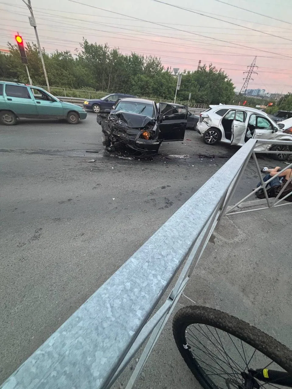 Сильная авария произошла вчера на перекрёстке улиц Георгия Колонды и Светлановской - несколько машин