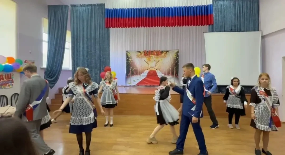 🔔Последний звонок в 3 отделении: когда школьная дверь закрывается, чтобы открыть целый мир.
     Ма