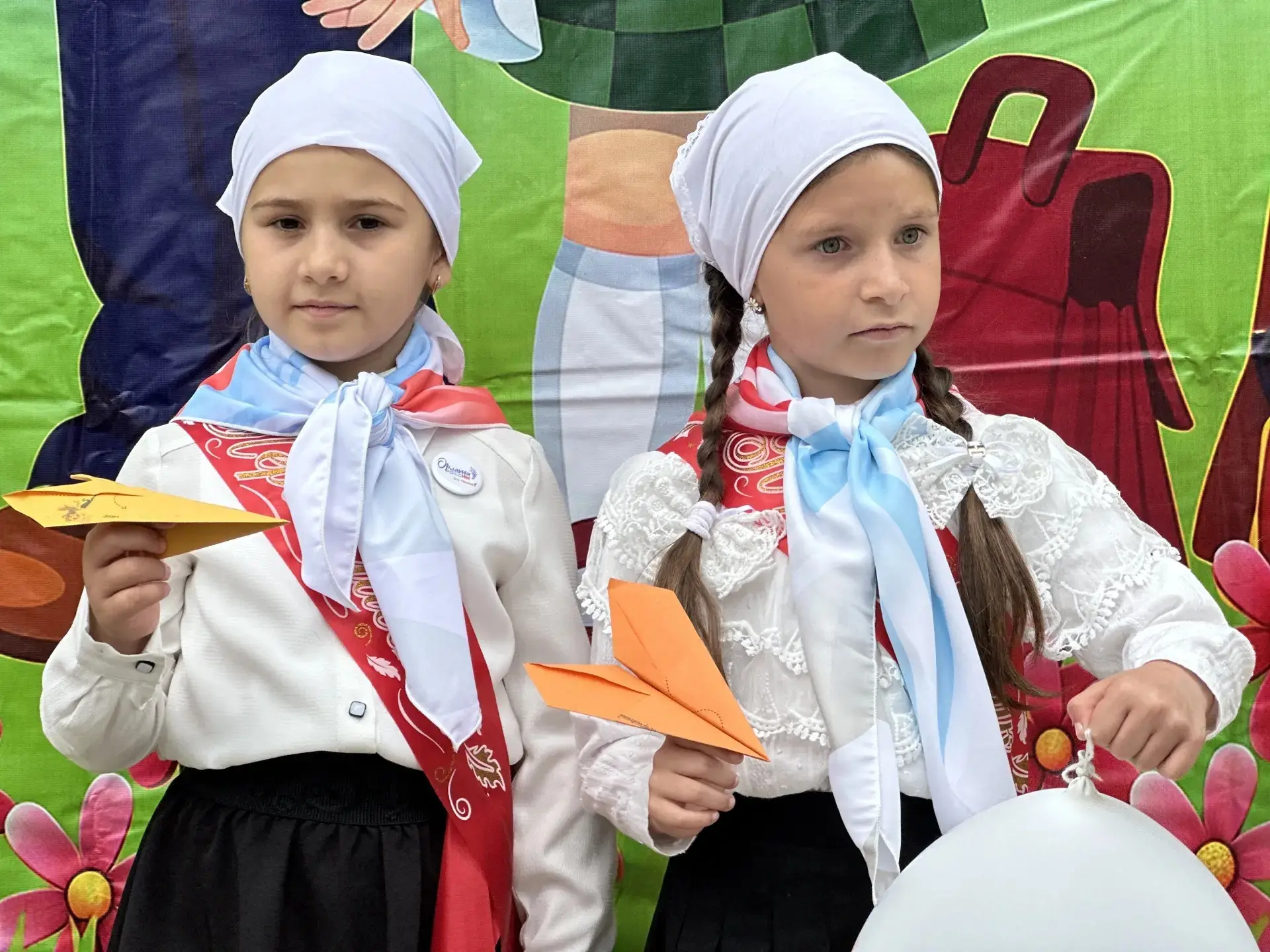 Традиция «Самолётик будущего» к Последнему звонку 
Для праздника Последнего звонка первоклассники вм