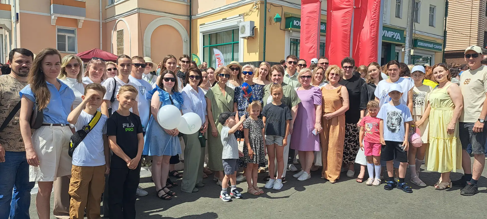 Педагоги и родители большой и дружной командой тоже встречают  День России🇷🇺 и День рождения город
