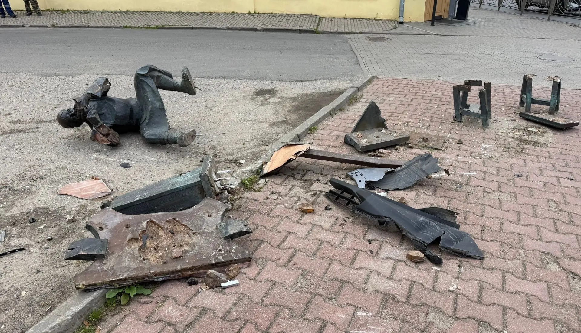 Костромские полицейские задержали водителя, что снёс любимый памятник туристов
Ранним утром воскресе