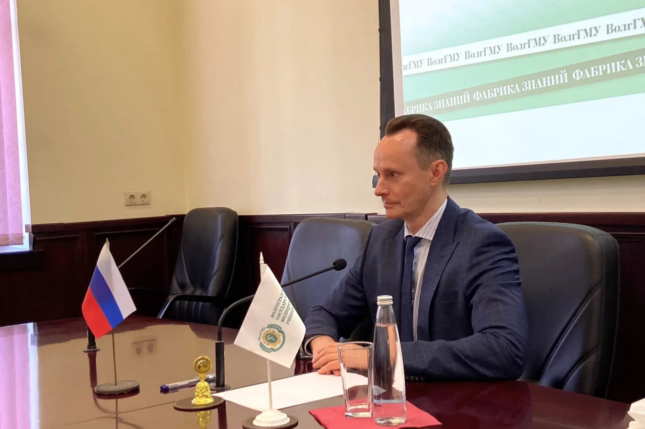 Документы о прохождении программы повышения квалификации вручил ректор ВолгГМУ Владимир Шкарин. Он п