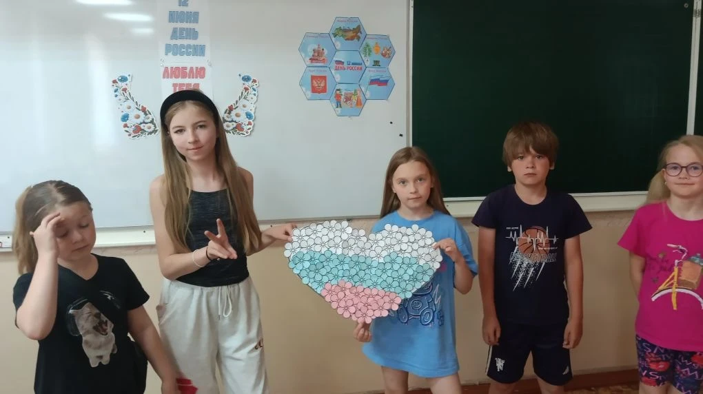 12 июня, в День нашей великой страны, на летней площадке случилось настоящее волшебство. Мы долго ду