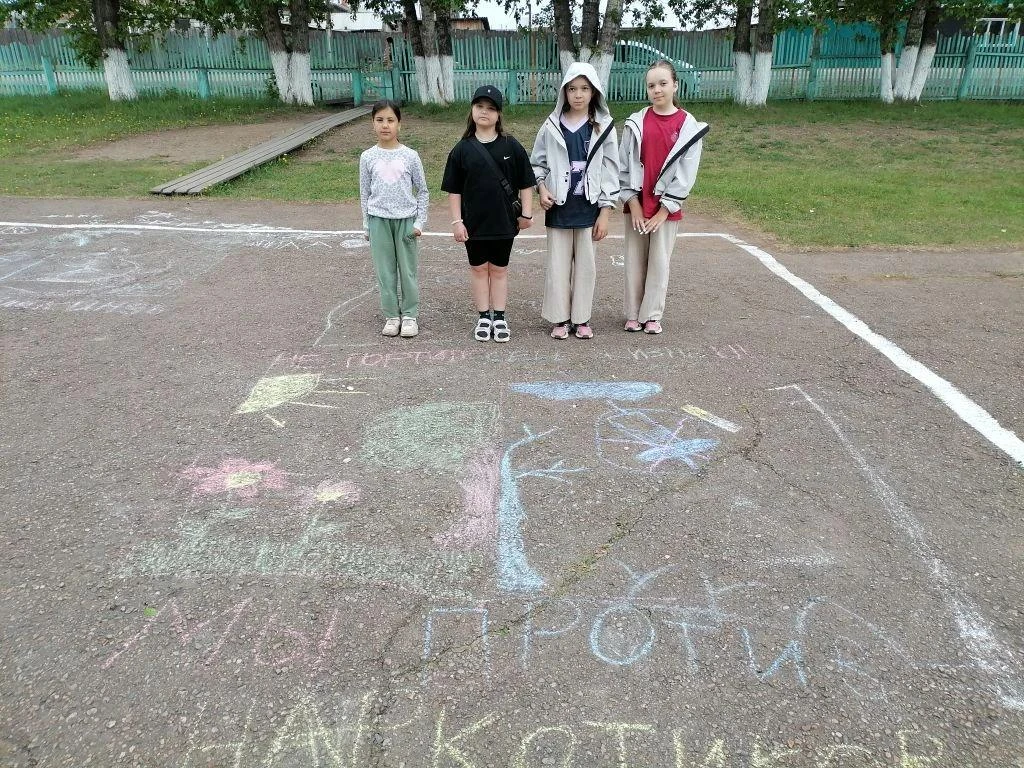 9-й день - продолжение мероприятий ко Дню России:
«Наша Родина – Россия»
В первом отряде открыли тем