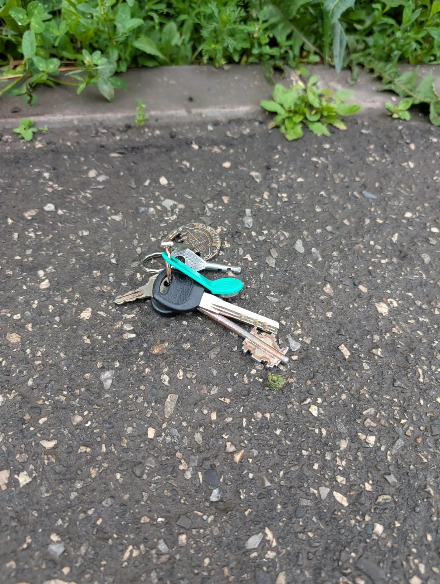 Доброе утро! Кто-то потерял ключи возле дома по адресу: Архитекторов, д. 5. Ключи с дороги убрали.
