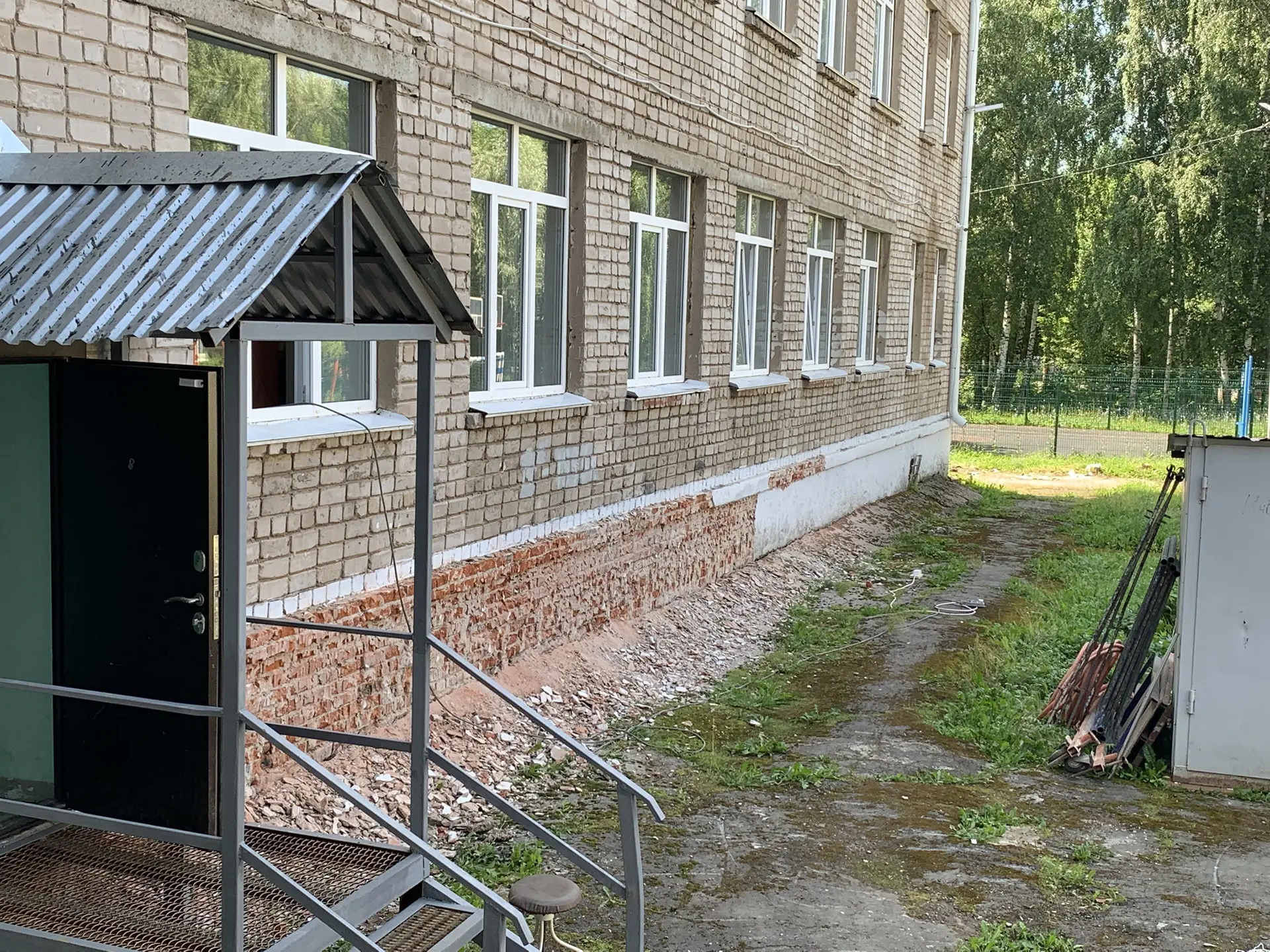 КАПИТАЛЬНЫЙ РЕМОНТ 
С 29 июня строительная компания    зашла на объект МБОУ «СОШ N52” и начала демон