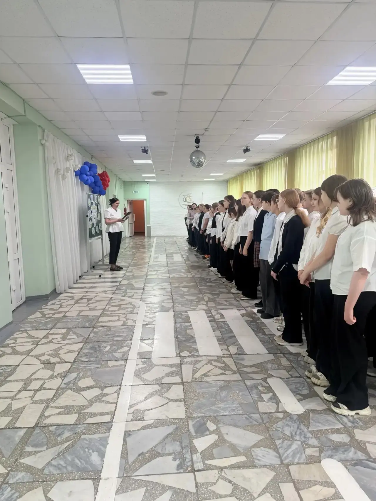 🎉 Учебный год завершен! 🎉

В пятницу в нашей любимой гимназии прошли линейки, посвященные окончани
