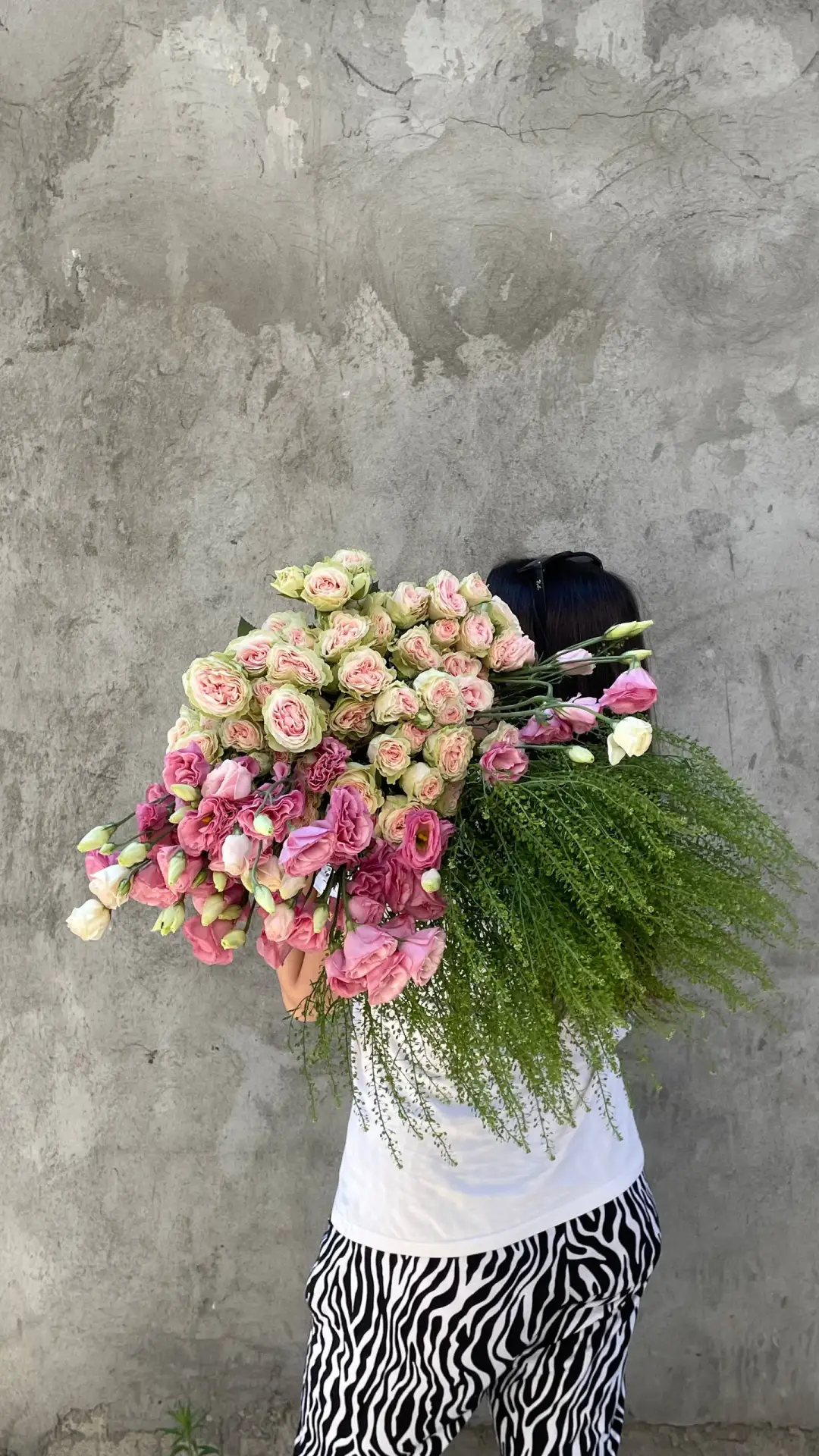 Свежая поставка уже ждёт вас! 

🌸 Эустома — 350 ₽/шт. 
💖 Зелень — 210 ₽/шт. 
✨ Роза кустовая — 480