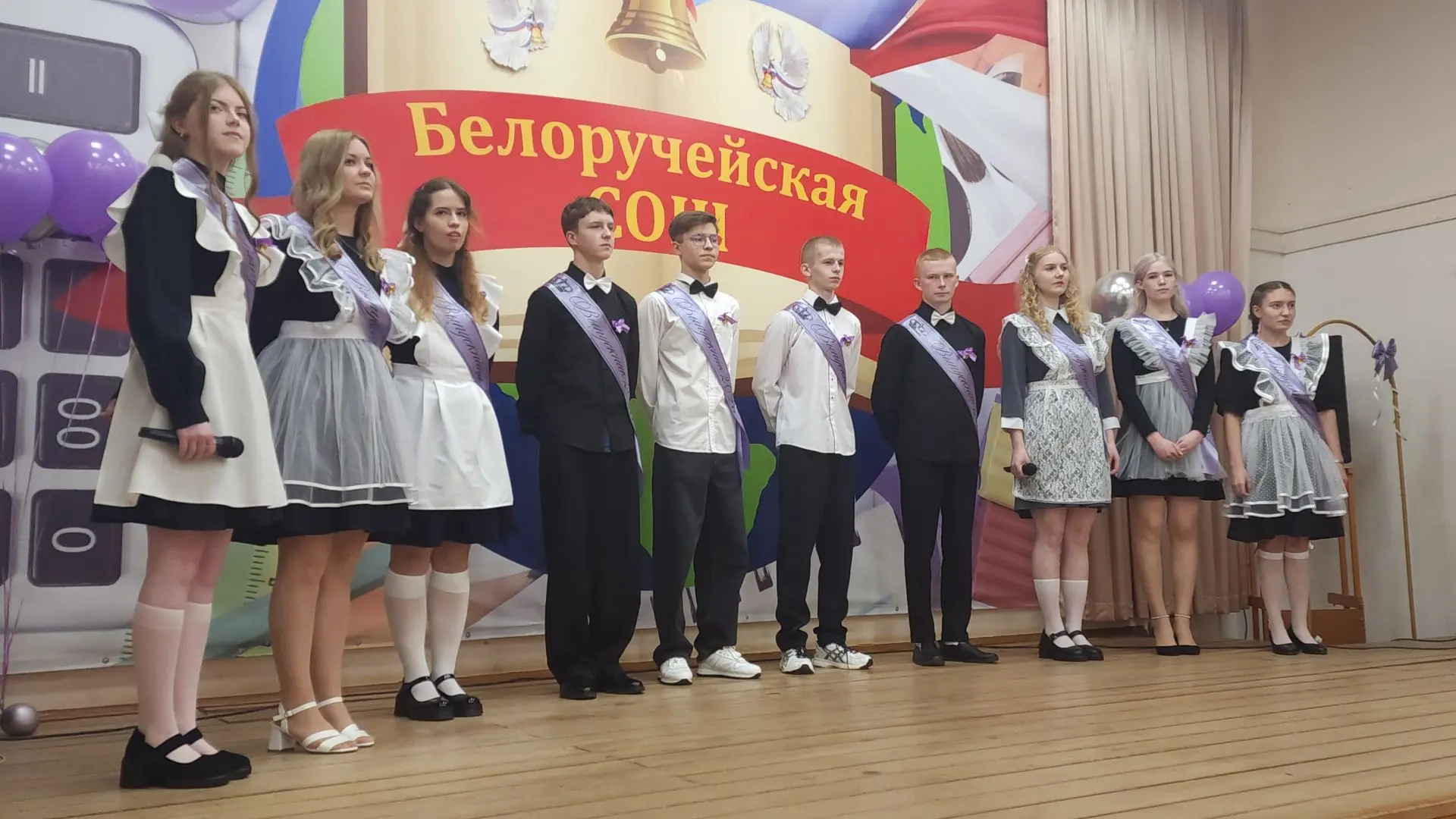 🏫 Сегодня в школе прошли две торжественные линейки, посвящённые одному из самых трогательных праздн