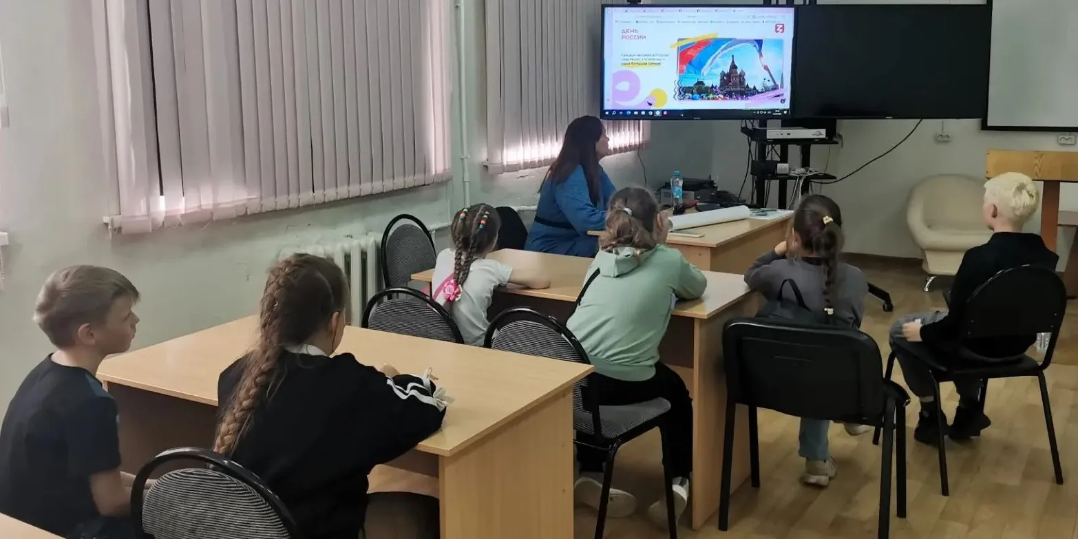В субботу, 13 июня, для детей, посещающих ДОЛ, прошло мероприятие, посвященное Дню России

 Педагог-