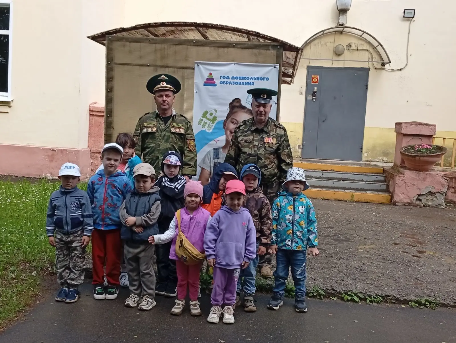 В рамках гражданской патриотической работы.
День пограничника в детских садах — это тематическое мер