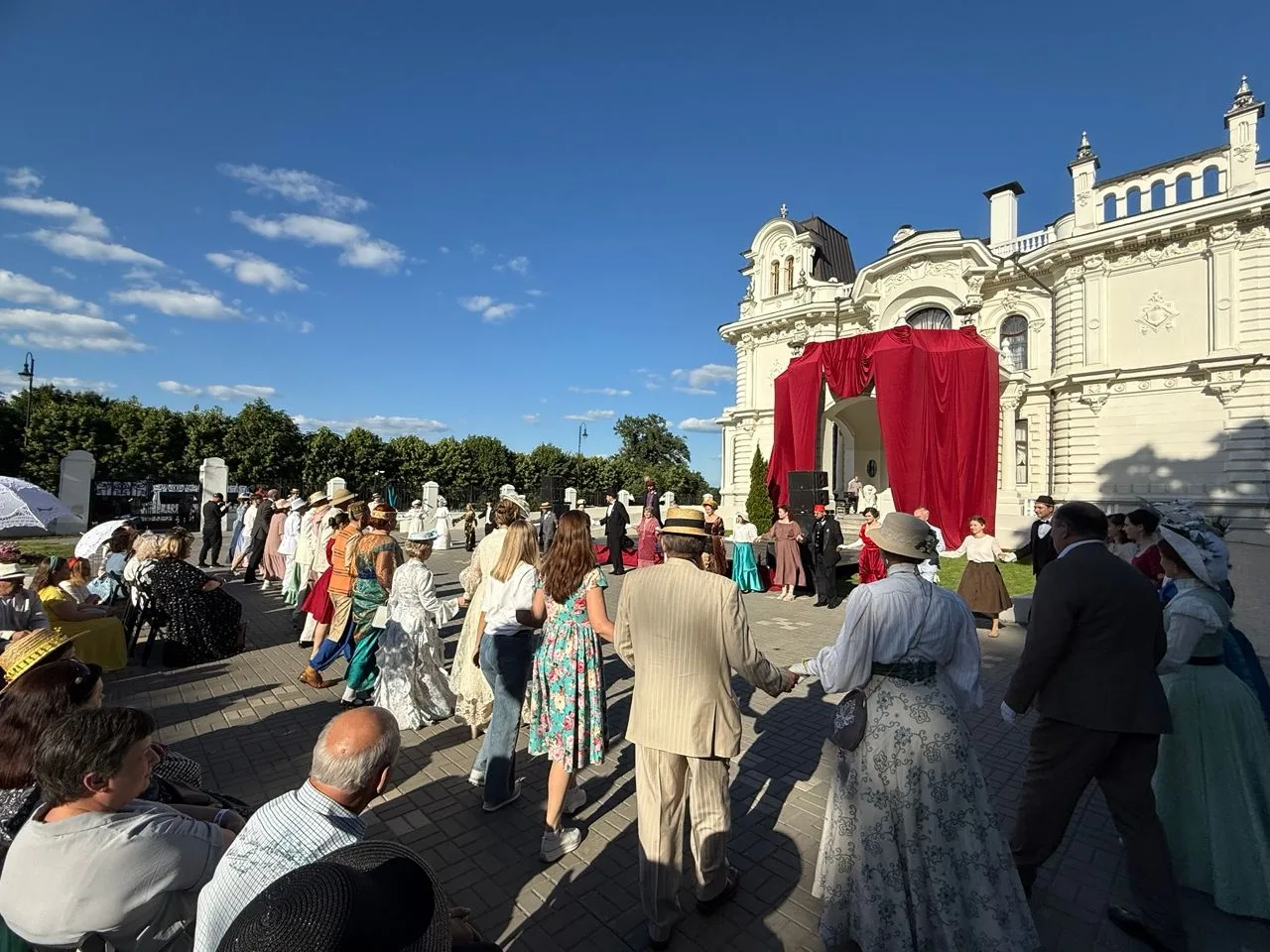 📌АРХИВИСТЫ ПОСЕТИЛИ ГОРОДСКОЙ РЕТРОФЕСТИВАЛЬ «МОДЕРН»

Сотрудники Государственного архива Тамбовско
