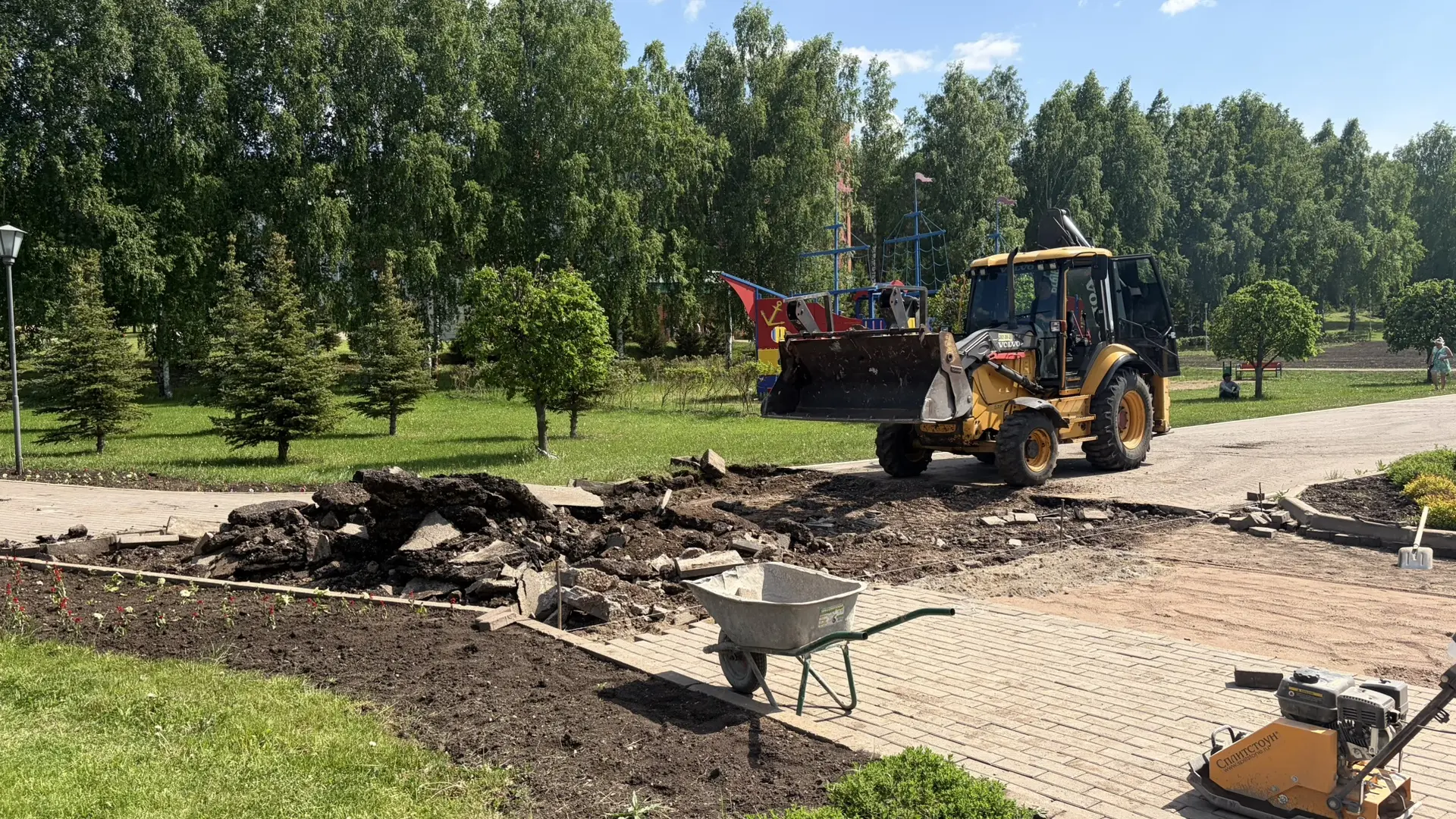 💫 Было — стало: территория у административного корпуса заметно преобразилась! 💫

Возле администрат