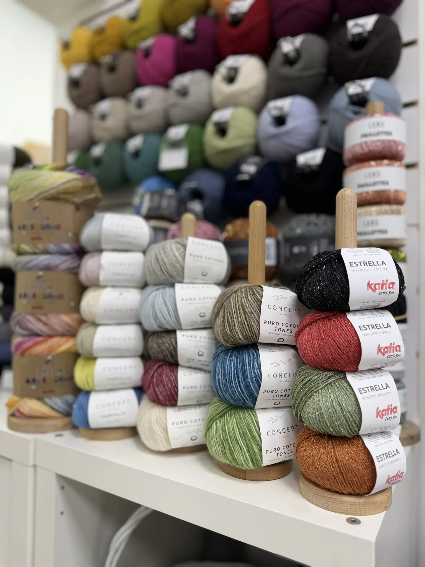 В сегодняшнем эфире показали новые поставки пряжи Katia, Lang yarns, кожаных аксессуаров Muud, расск