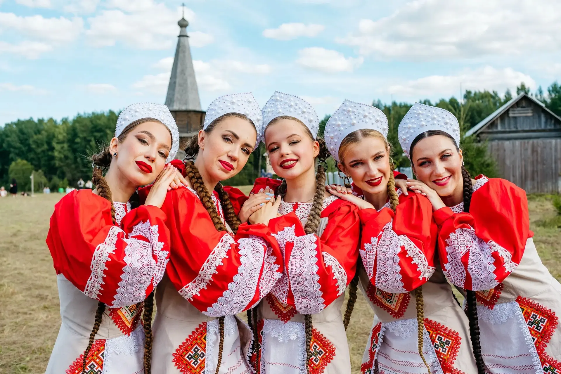 Завтра, кстати, опять фестивалим.

На этот раз в Семенково под Вологдой. Фестиваль «Вологда.Фолк» пр