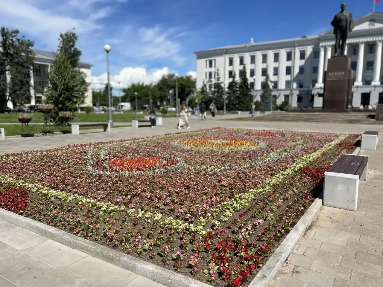 На площади Ленина завершили работы по устройству клумбы! ✅️

Сейчас она уже радует глаз яркой и живо