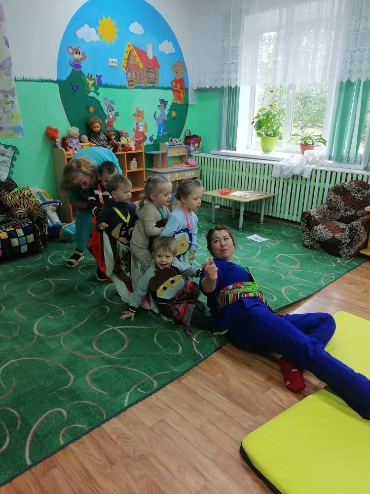 Исценировка сказки "Репка" в 1 младшей группе.
В первой младшей группе "Теремок" воспитатель провела