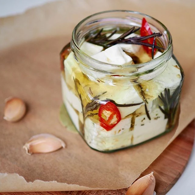 Сезон первой зелени открыт!  Идеальные  сочетания с молодыми сырами 🌿🍅

Молодой редис, хрустящие о