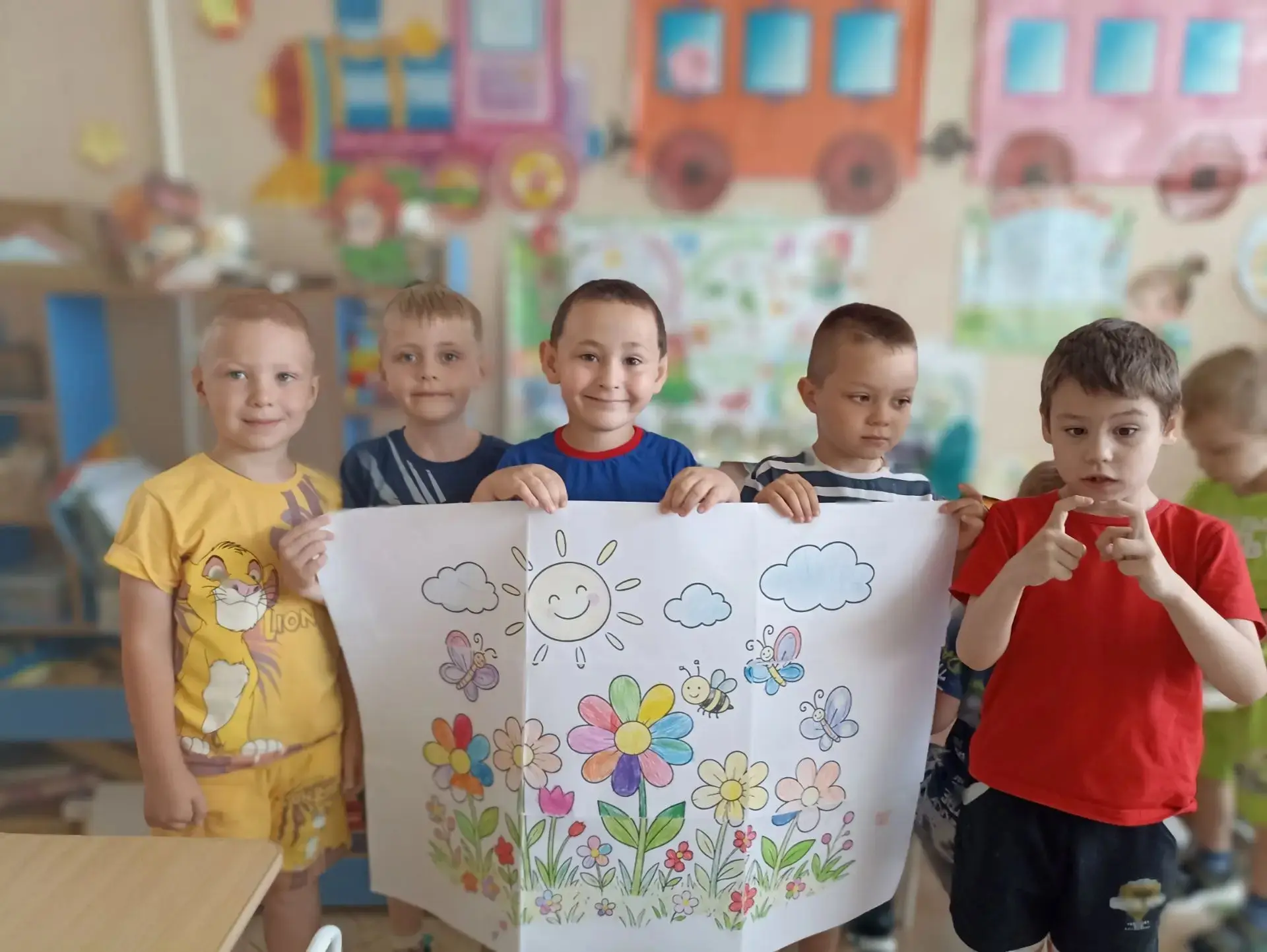 Лето продолжается.... Ребята старшей группы "Семицветик" участвуют в экспериментах, создают стенгазе