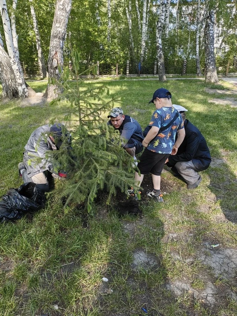 Озеленение родного посёлка 


🌲Вчера, мы дружной командой приняли участие в озеленении нашего родно