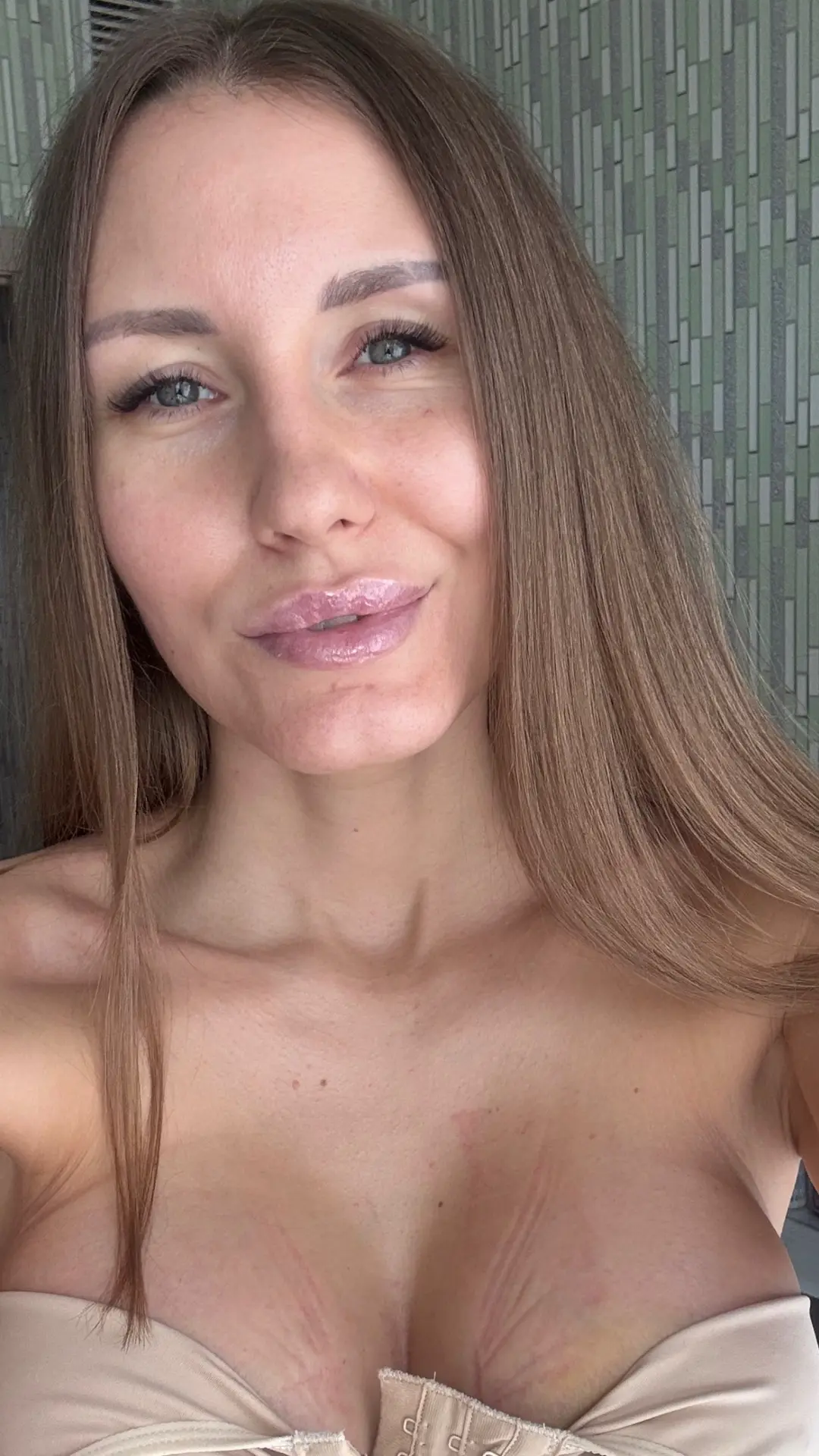 Вчера ходила по делам и думала, что ещё не могу полностью наслаждаться своей грудью... Потому что 24