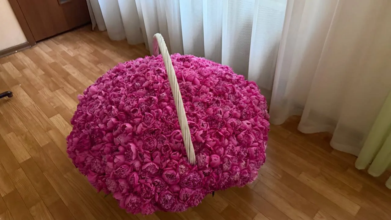 Сходили мы в садик Мишин на Патриках 🤪


Ну по букету все понятно. 
Огромное здание, прекрасные вос