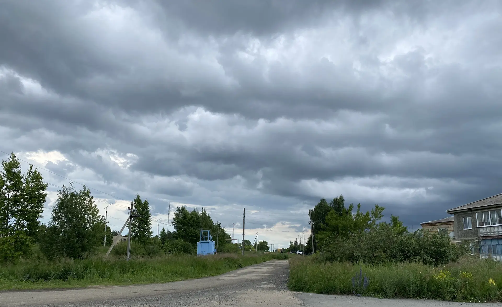 ⛈️ Кажется, Чесму вот-вот накроет летний дождь. Небо затянуло плотными тучами, и воздух наполнился п