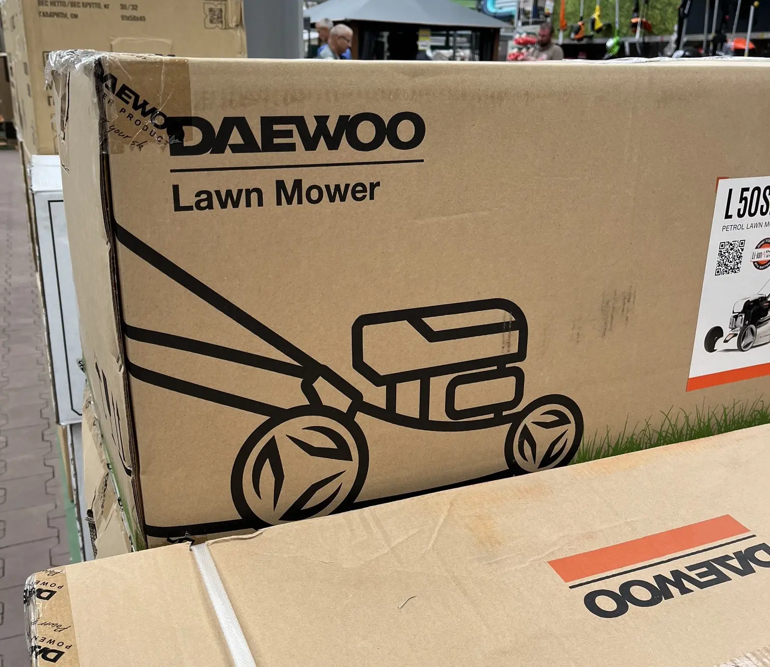 Косить газон нужно специальным глаголом:

to mow [məʊ] - косить

От этого глагола произошло слово «к