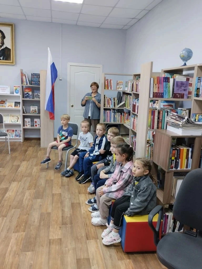 Старшая "Б"группа посетила библиотеку , мероприятие было приурочено к Пушкинскому дню России📚