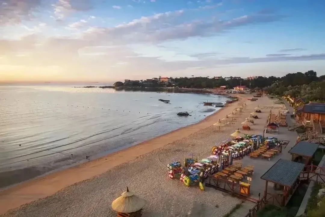🌅 БЭЙДАЙХЭ: откройте для себя идеальное побережье Китая! 

Этот живописный курорт на берегу Жёлтого