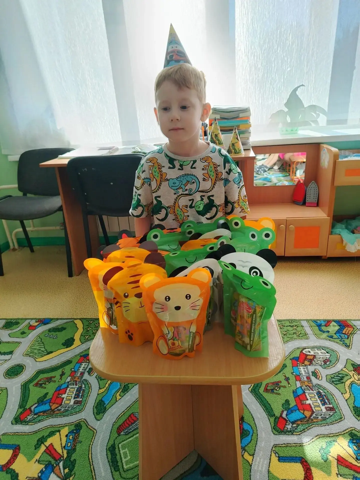 Именины- это славно! Это чудно и забавно! Поздравленья принимать, И подарки получать! День именинник