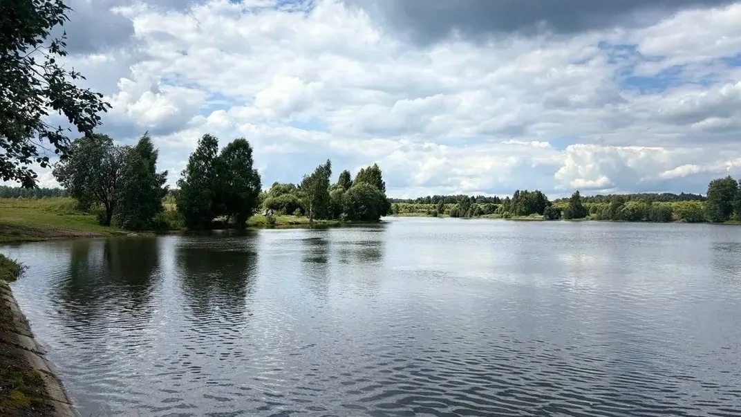 🌿 Пруд в Кузьминском привели в порядок 
 
В деревне Кузьминское Наро‑Фоминского округа завершили са