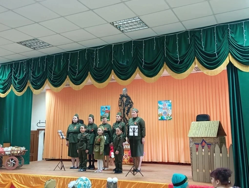 Майский праздник -
День Победы
Отмечает вся страна.
Надевают наши деды
Боевые ордена.