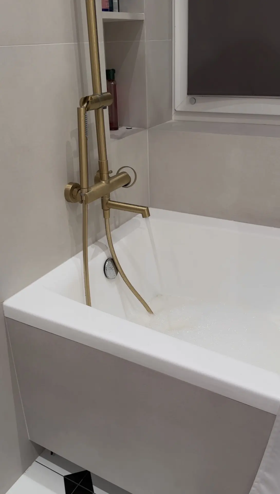Мой набор на сегодняшний банный день 🛁 

Скраб (еще не выбрала, какой будет, у них разная жесткость