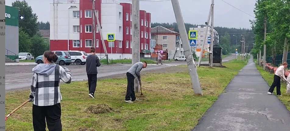 Сегодня Татьяна Владимировна Шешина, директор школы вручила Благодарственные письма ребятам из трудо