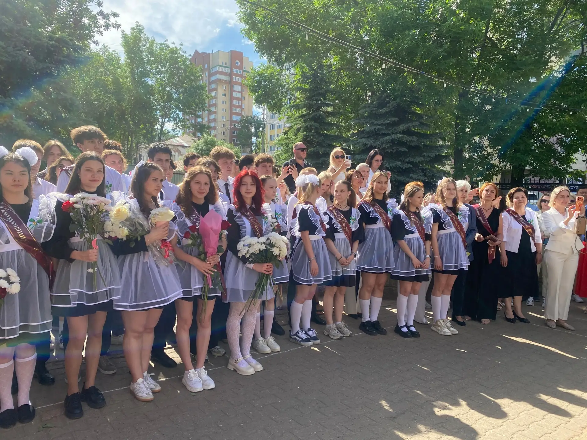 🔔 Последний звонок 2026 🕊️

Сегодня во дворе гимназии царила особенная атмосфера — день, который к