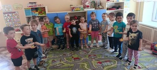 В первые дни лета часто была дождливая погода  и дети  младшей группы «Василек» решили смастерить св