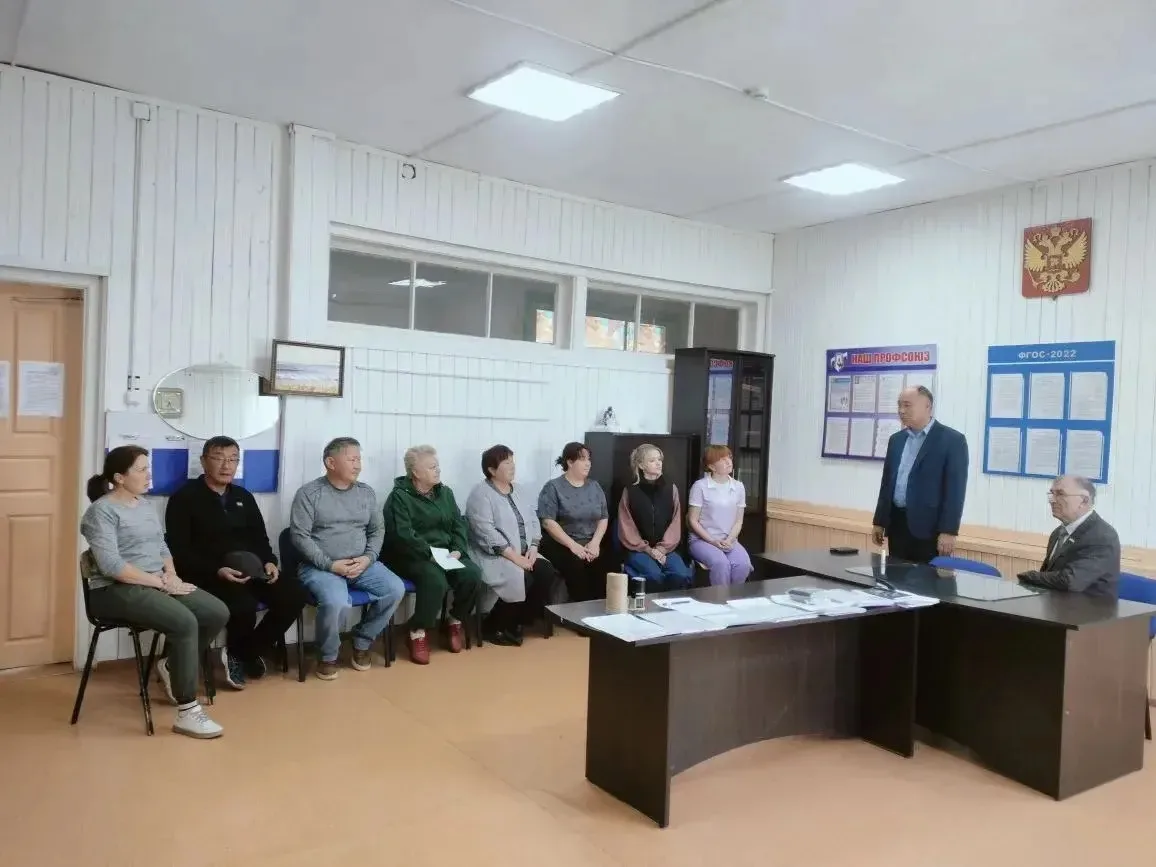 Рабочая поездка в СП Майск.

Автодорога Алла - Майск требует ремонта. На некоторых участках дороги н