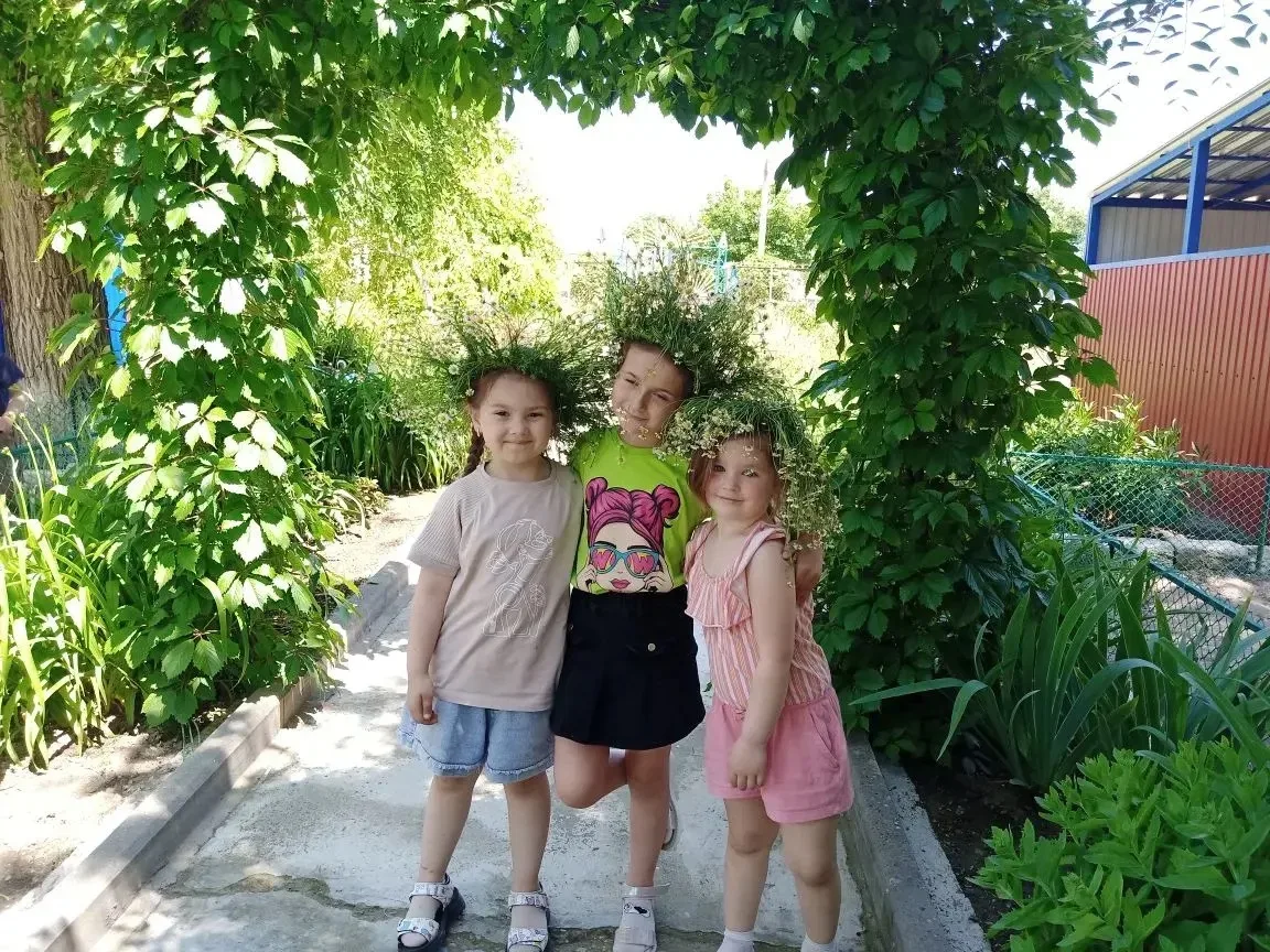 🌼 Лето в венках из ромашек 🌼
Солнечный день подарил нашим малышам возможность окунуться в мир крас