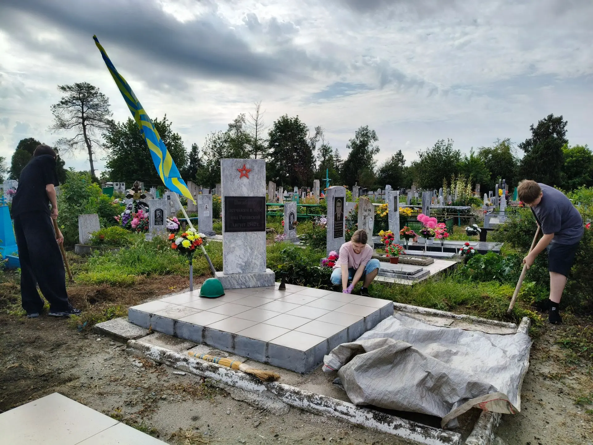 В преддверии Дня памяти и скорби юнармейцы  школы 15 провели акцию "Чистый обелиск". Ребята привели 