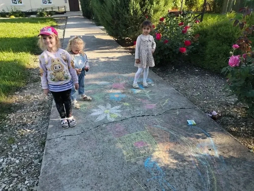 🎨 Творческий час: асфальт — наш холст!  

🖍️Сегодня ребята взяли в руки мелки и превратили серый а