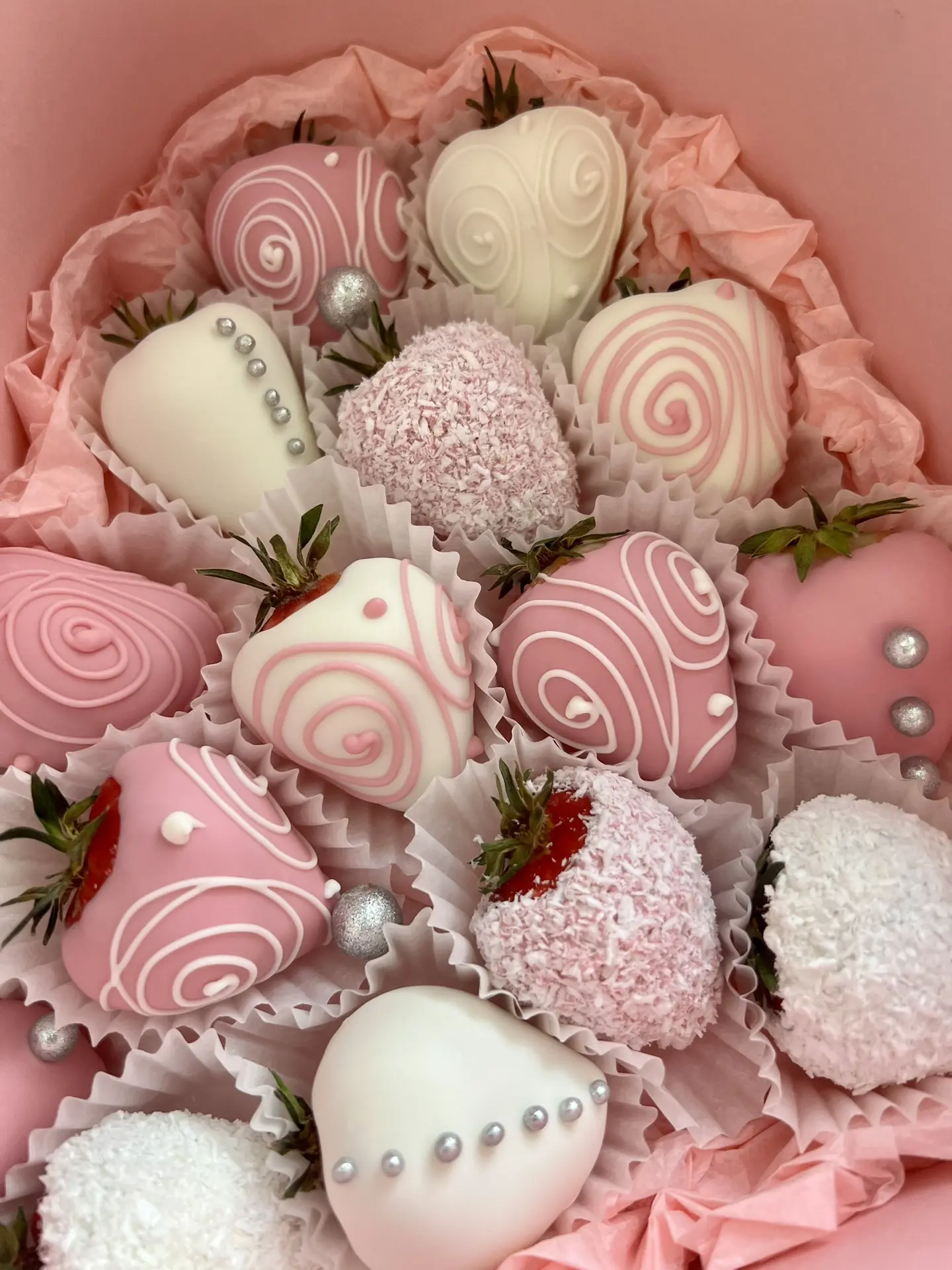 Набор клубники в шоколаде для коллеги по работе в коробке – сердце 💓

Стоимость набора на 16 ягод +