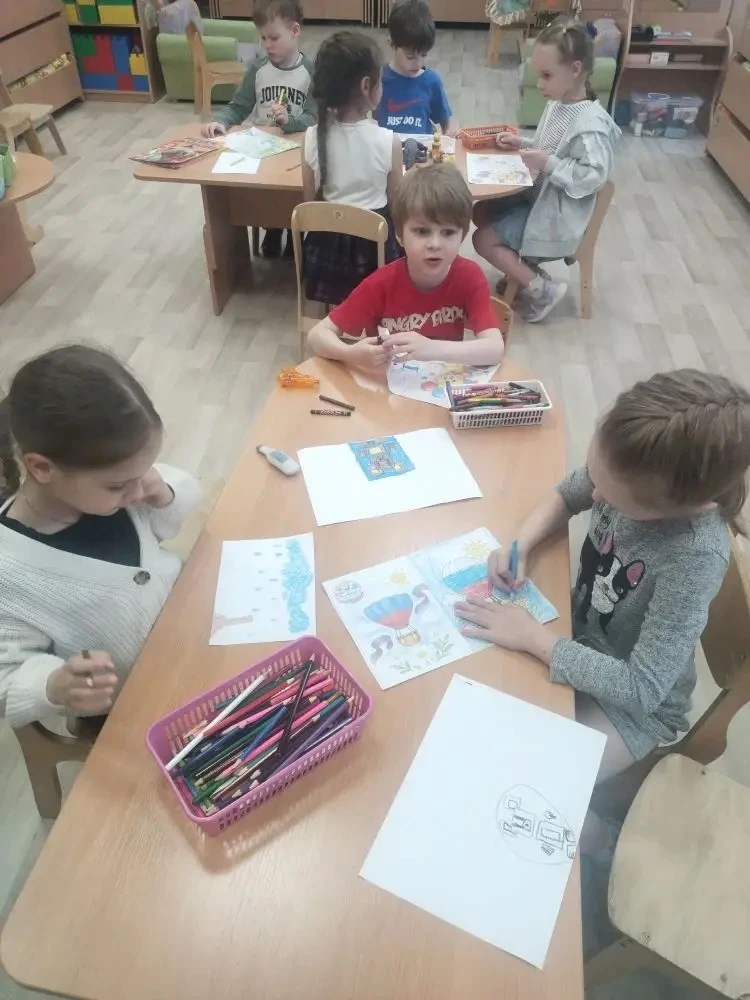С Днём России! 🇷🇺

В честь праздника ребята из группы № 3 раскрашивали тематические открытки. Это 