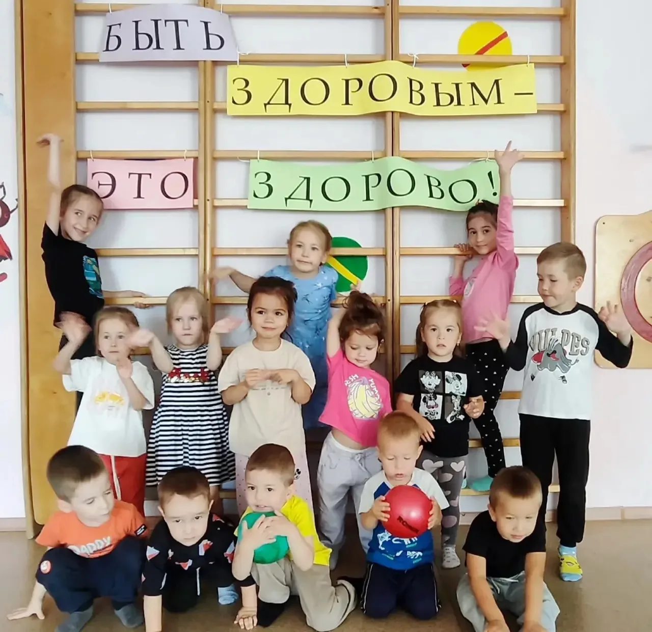 Сегодня, 24 июня, в честь Дня спортивных игр мы провели в детском саду настоящую эстафету🏅  
Дети с
