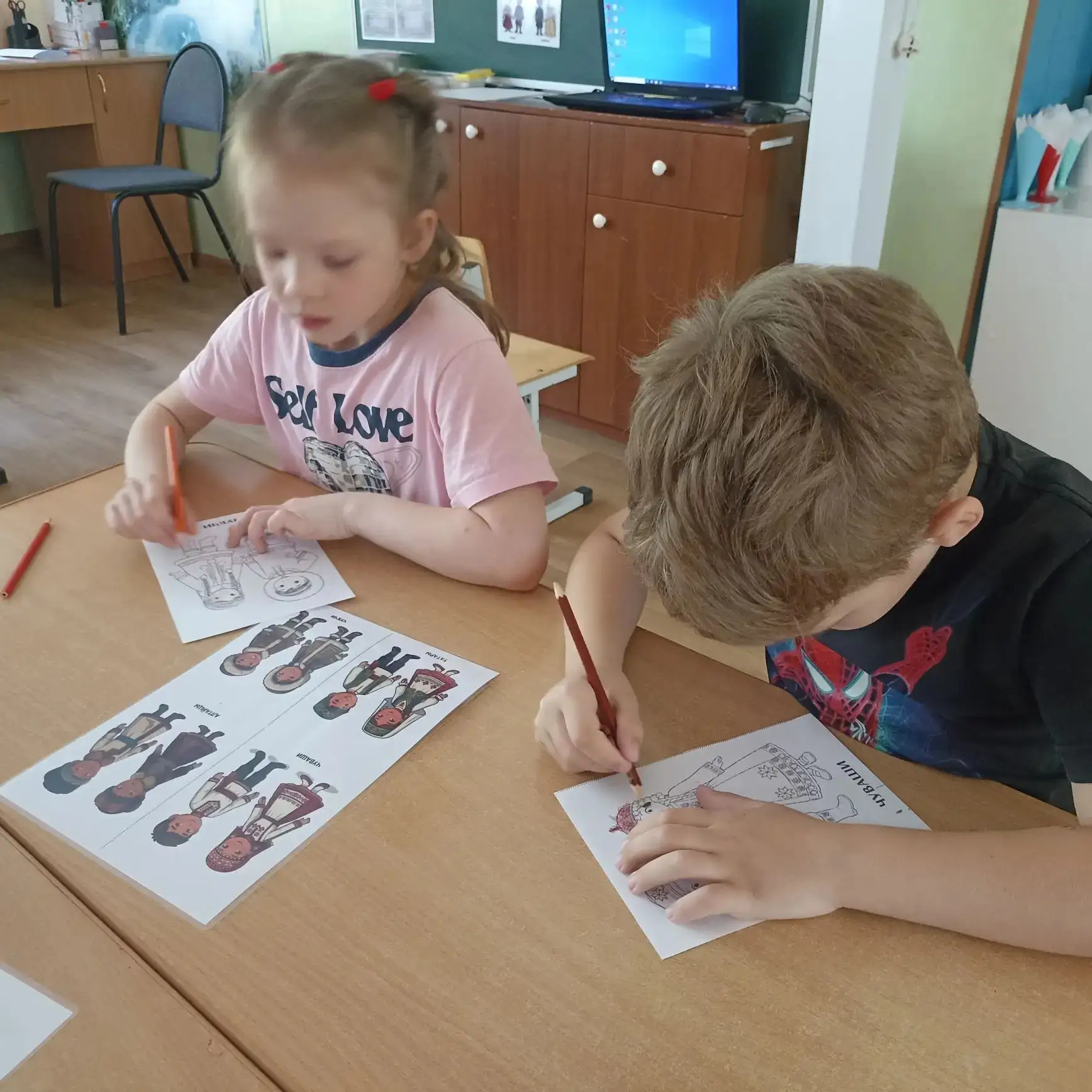 В России живёт две сотни народов, 🇷🇺
Имеют традиции, уклад свой, свободу! 
И каждый готов поделить