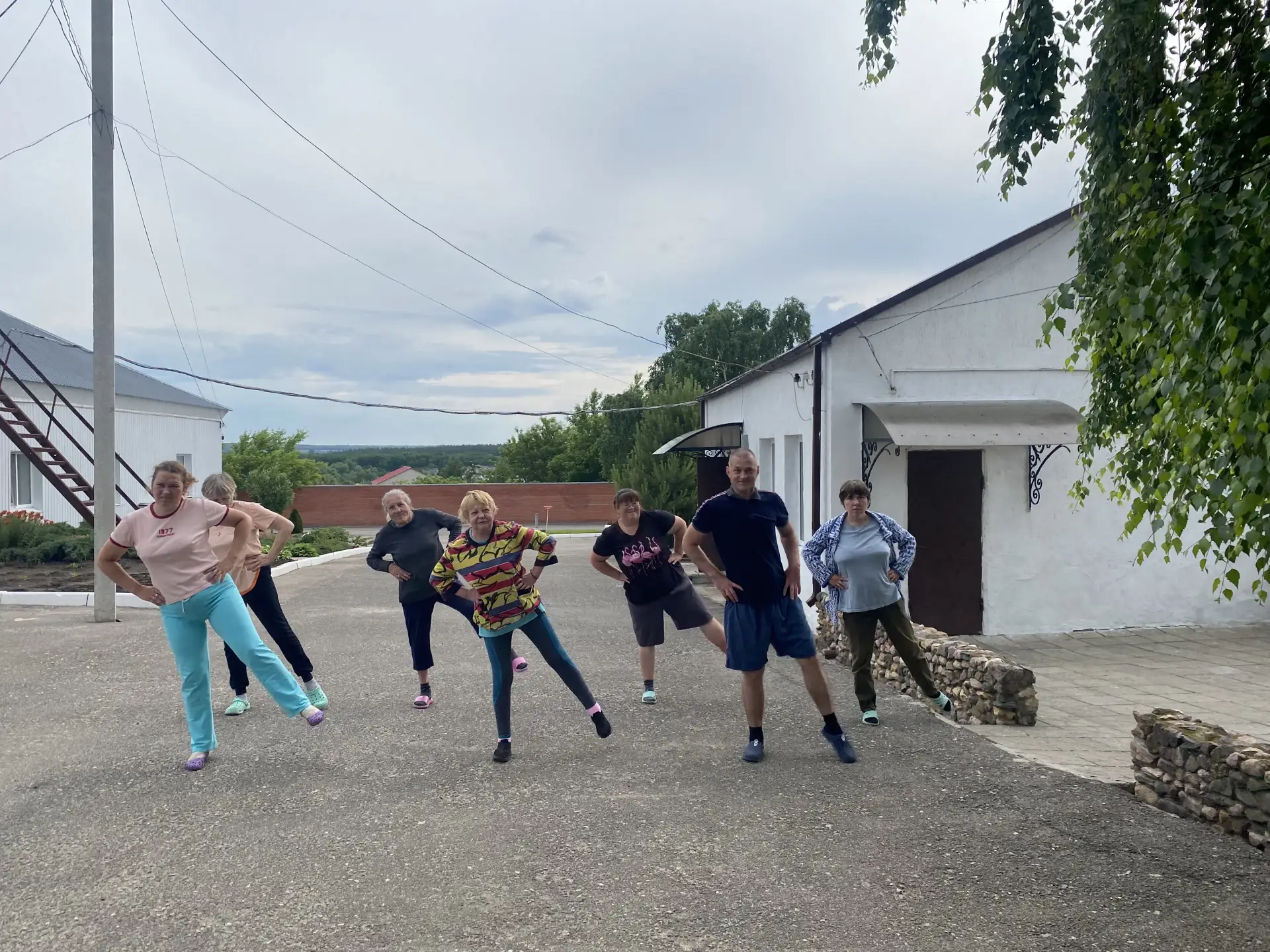 Утро начинается с движения!

Летом многие занятия в доме-интернате проходят на свежем воздухе. Наш д