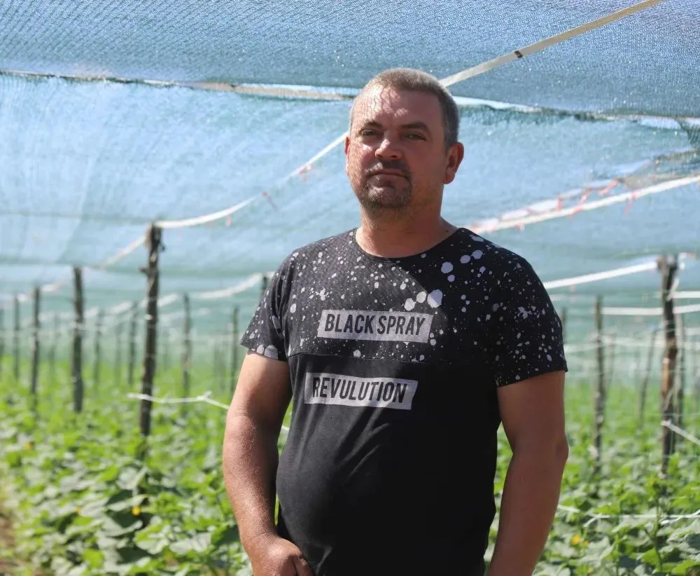 К Общероссийскому дню фермера
 
Павел Николаевич Суков (г. Оренбург)
 
Павел Суков выращивает овощи 
