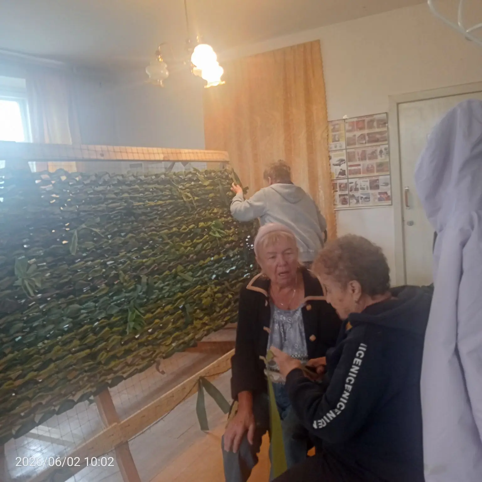 Женщины п. Куяр продолжают активно плести маскировочные сети  бойцам, участвующим в специальной воен